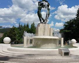 ”CI VEDIAMO ALLA FONTANA!” ACQUA E TRICOLORE, RIECCO LA LUMINOSA DELL’AQUILA