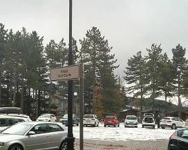 E LI CHIAMANO MONTANARI: A FONTE CERRETO I NUOVI BARBARI PARCHEGGIANO OVUNQUE