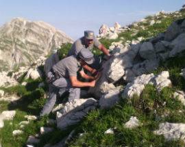 GRAN SASSO IMBRATTATO: FORESTALI RIMUOVONO SCRITTE SULLA ROCCIA
