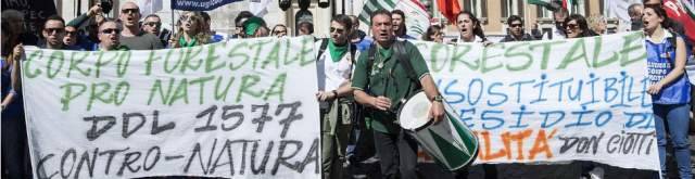 FORESTALI PROTESTANO CONTRO FUSIONE, MA I CARABINIERI PLAUDONO ALLA MADIA