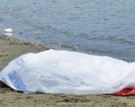 TURISTA MUORE IN SPIAGGIA, BAGNANTI GIOCANO E AMOREGGIANO VICINO CADAVERE