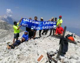 FLASH MOB SULLA CIMA DEL MONTE CAMICIA PER L’ACQUA DEL GRAN SASSO