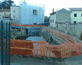 RITROVAMENTI ARCHEOLOGICI BLOCCANO LA RICOSTRUZIONE A FOSSA, E’ POLEMICA