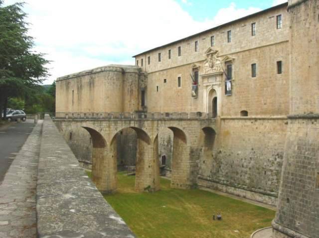 L’AQUILA: CADE NEL FOSSATO DEL CASTELLO, CANE RESTA ILLESO