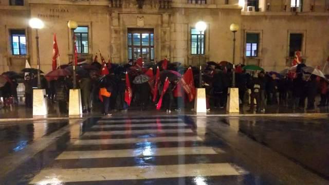 SCRITTE RAZZISTE SU SEDE CGIL, IN 200 AL PRESIDIO DEL SINDACATO A PESCARA