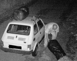 FOTO-TRAPPOLA LO ”PIZZICA” MENTRE GETTA RIFIUTI, MULTATO