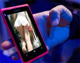 FOTOGRAFA DONNE CON IL TELEFONINO, DENUNCIATO PENSIONATO NEL CHIETINO