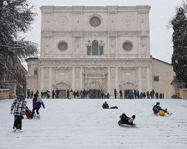 L’AQUILA: CENTRO STORICO INNEVATO, DIVERTIMENTO A SAN BERNARDINO