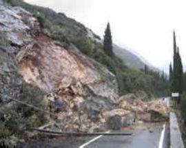 CROLLA UN MASSO IN STRADA, DISAGI E CAOS NEL PESCARESE