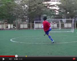 SU YOUTUBE I VIDEO DEL RAGAZZO CHE INSEGNA A CALCIARE COME RONALDO E BECKHAM – GUARDA