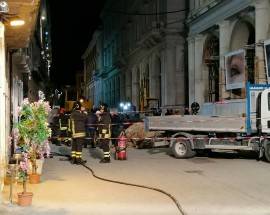 L’AQUILA: FUGA DI GAS IN CENTRO, VIGILI DEL FUOCO A LAVORO