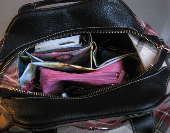 RICERCA CHOC A LONDRA: BATTERI ED ESCREMENTI SUL FONDO DI OGNI BORSA DA DONNA