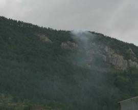 FULMINE SU MONTAGNA ALL’AQUILA, PIOGGIA SCONGIURA INCENDIO