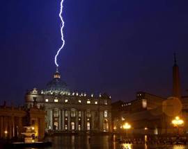 BENEDETTO XVI SI DIMETTE, FULMINE COLPISCE CUPOLA DI SAN PIETRO