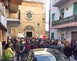 PALLONCINI BIANCHI IN CIELO A PESCARA PER L’ULTIMO SALUTO A FERDINANDO