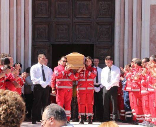 L’AQUILA: SILENZIO E LACRIME PER L’ULTIMO SALUTO A CECILIA MAROTTOLI