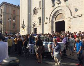 FOLLA PER L’ADDIO COMMOSSO A RABBUFFO, FERETRO DAVANTI LIDO