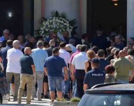 TRAGEDIA SULL’A14: PALLONCINI BIANCHI E ROSA PER L’ADDIO ALLA PICCOLA SOFIA