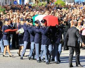 POLIZIOTTI UCCISI: TRIESTE SI FERMA PER L’ULTIMO SALUTO, FOLLA AI FUNERALI