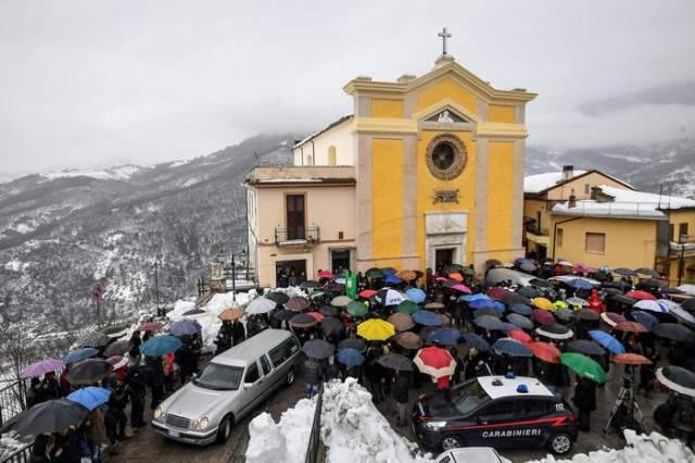 PRIMI FUNERALI DELLE VITTIME DEL RIGOPIANO, I DISPERSI SONO ANCORA 13, I MORTI 17