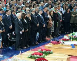 VITTIME PUGLIA E NIZZA, ALL’AQUILA JEMO ‘NNANZI FA CELEBRARE UNA MESSA