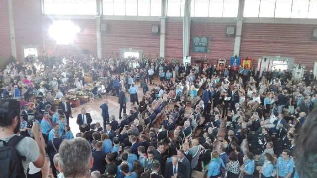 TERREMOTO: AI FUNERALI LUNGO ABBRACCIO TRA CIALENTE E SINDACO ARQUATA