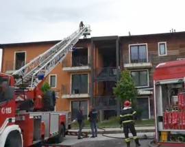 L’AQUILA: INCENDIO AL C.A.S.E. DI SASSA, VIGILI DEL FUOCO IN AZIONE