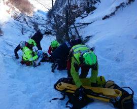 SNOWBOARDISTA CONTRO ALBERO,  SALVO PER MIRACOLO SUL PRATELLO