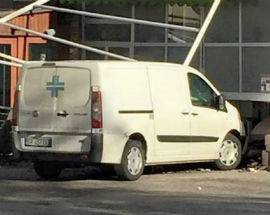 SULMONA: FURGONE SFONDA MURO, TRAGEDIA SFIORATA