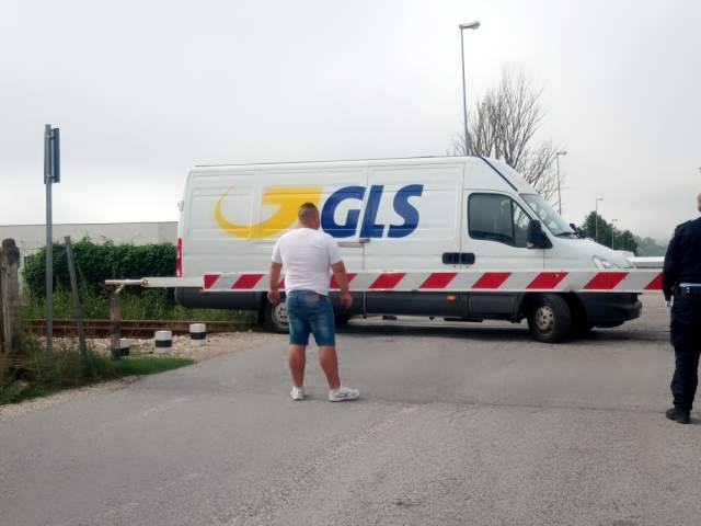 L’AQUILA: FURGONE TRA I BINARI, TRAGEDIA SFIORATA A BAZZANO