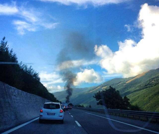 FURGONE IN FIAMME SULLA A24: CODE E DISAGI A CIRCOLAZIONE