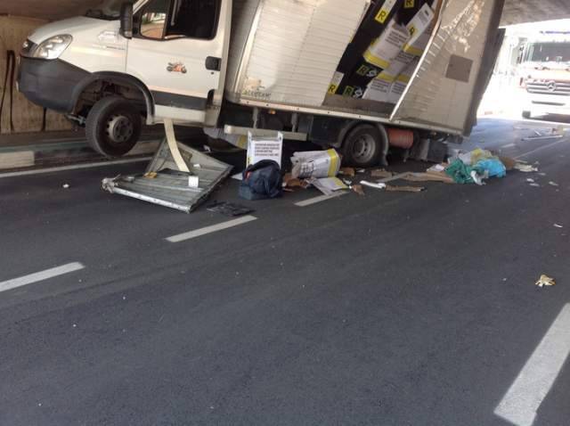 PESCARA: CAMION RIFIUTI SANITARI PERICOLOSI INCASTRATO SOTTO PONTE LIBERTA’