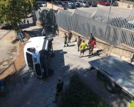 L’AQUILA: FURGONE SI RIBALTA NEI PRESSI DI VIA STRINELLA