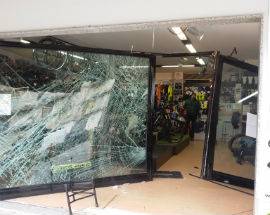 AUTO-ARIETE CONTRO NEGOZIO, RICCO BOTTINO DI BICI A CHIETI