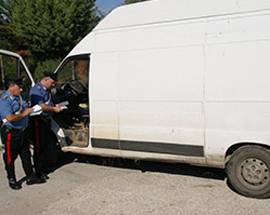 FURGONE CARICO MERCE RUBATA, FERMATI SEI ROMENI A PESCARA
