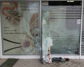 TENTATO FURTO CON SPACCATA IN GIOIELLERIA ALL’AQUILA