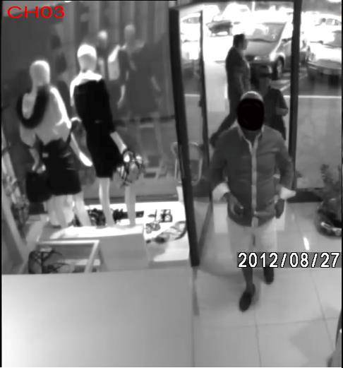 L’AQUILA: LADRI SCALTRI A NEGOZIO MANZI, FOTOGRAMMI SUL WEB