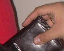 PESCARA: DERUBA IMPIEGATO DENTRO BANCA, DENUNCIATO