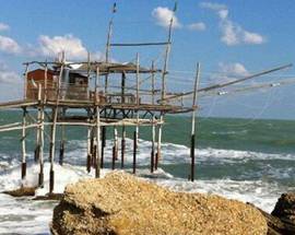 TRABOCCO TRASFORMATO IN CASA SU PALAFITTA, SEQUESTRO A VASTO