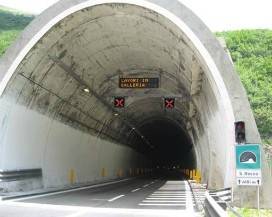 INCIDENTE A24: PERDE CONTROLLO AUTO E FINISCE CONTRO GUARD RAIL