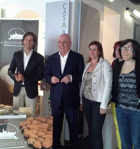 EXPO: ‘ASSAGGIO’ DI ABRUZZO PER ADRIANO GALLIANI CHE GUSTA UN BOCCONOTTO
