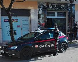 RAPINANO UN COETANO A ROSETO, CARABINIERI ARRESTANO 2 VENTENNI