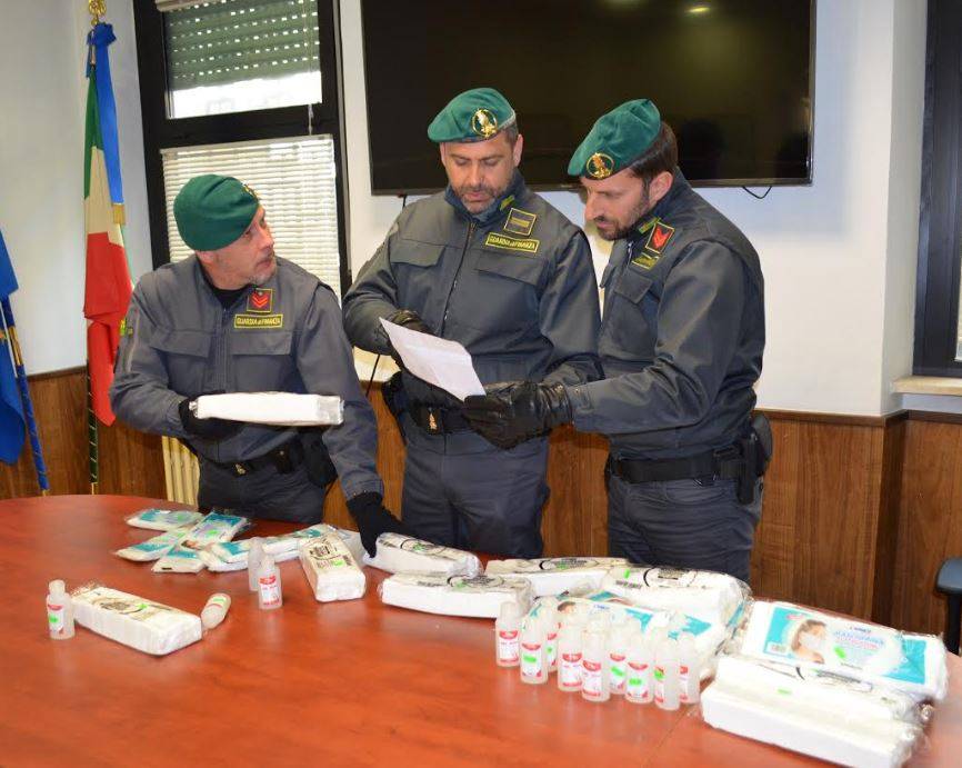 CORONAVIRUS: IN SHOP CINESE PESCARA MASCHERINE CON RINCARI DEL 380%, SEQUESTRO GDF E DENUNCE PENALI