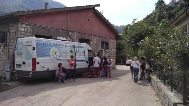 TERREMOTO: DA L’AQUILA UNITA’ MOBILE OFTALMICA, GENITTI DONA NUOVI OCCHIALI