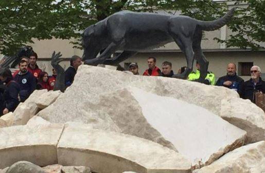 VANDALIZZATA STATUA DEDICATA AI CANI SALVATAGGIO DEL SISMA 2009 E 2016