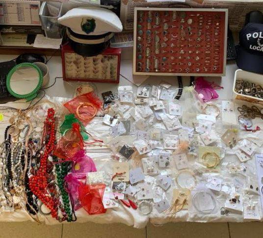SILVI: COMMERCIO ABUSIVO, SEQUESTRATI 5 MILA EURO DI COLLANE E BRACCIALI