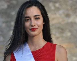 GIOVANE MODELLA POSA PER SENSIBILIZZARE ALLA DONAZIONE DI SANGUE