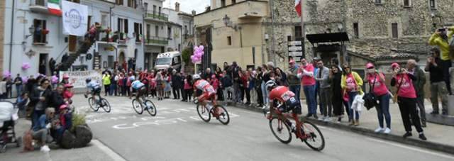 GIRO D’ITALIA: GRANDE FESTA A TERAMO E PROVINCIA PER PASSAGGIO DEL CIRCO ROSA