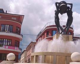 L’AQUILA: ATTO VANDALICO IN CENTRO STORICO, FONTANA LUMINOSA IMBRATTATA