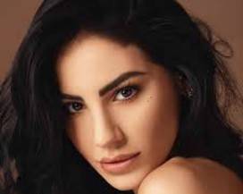 INFLUENCER GIULIA DE LELLIS DERUBATA MENTRE FESTEGGIA IN ABRUZZO, ”SONO RIMASTA IN MUTANDE”